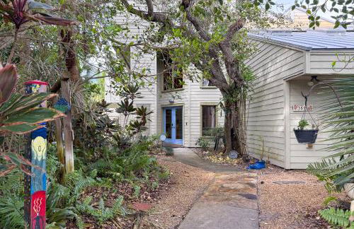 Beach Paradise Getaway - 200ft from Beach! - Foto 1