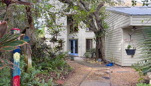 Beach Paradise Getaway - 200ft from Beach! - Foto 1