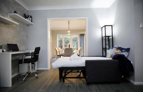 Spacious 3BR by Avalora Shortlets & Serviced Accommodations Queensway with big garden, Near train station - Foto 28