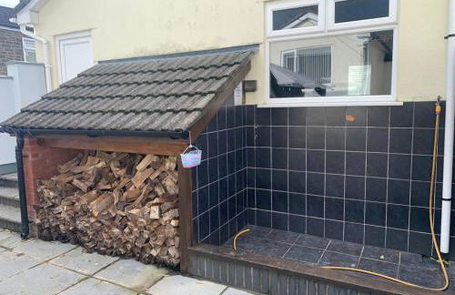 Gethin Lodge cosy Holiday cottage Near BPW with secure double garage with cctv sleeps up to 6 guests - Photo 17