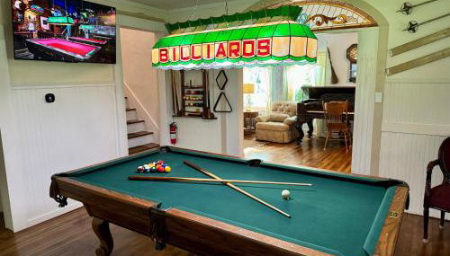 Berkshire Retreat Grand Home with Hot Tub and Large Yard, 5 mins from Jiminy Peak - Foto 3