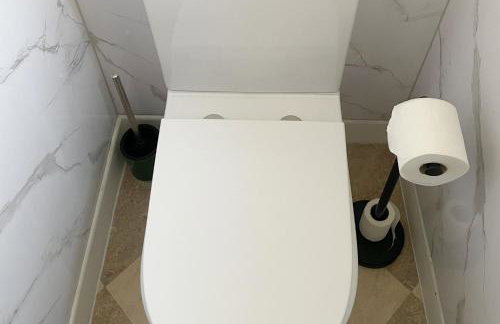 Business & Family Friendly 6 Bed Stay with Garden - Free Parking - Fast Wi-Fi and workspace - London & Essex Links - Photo 4