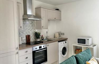 2 BR Flat - Short Lets & Serviced Accommodation Manchester with 2 Parking Spaces - Close to Hospitals - Foto 8
