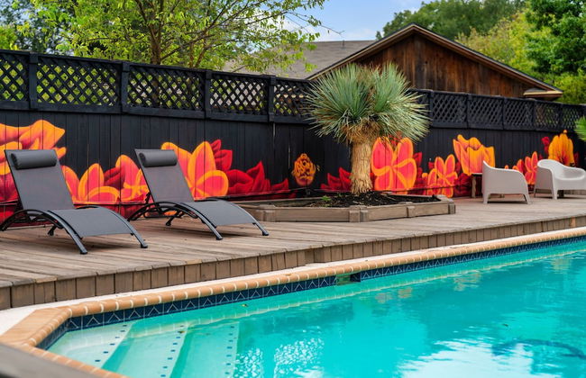 High End Home w Pool Hot Tub Gameroom - Photo 35