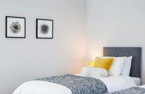 Stylish new Home With Parking - King Beds Garden - Foto 60