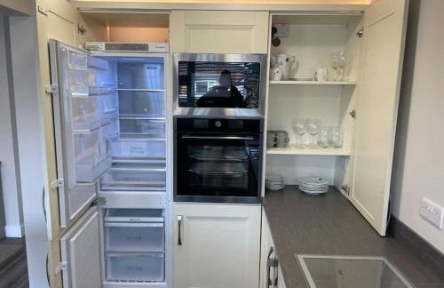 Modern 2BR Flat in Sale - Peaceful Stay in M33 - Great Transport Links - Photo 25