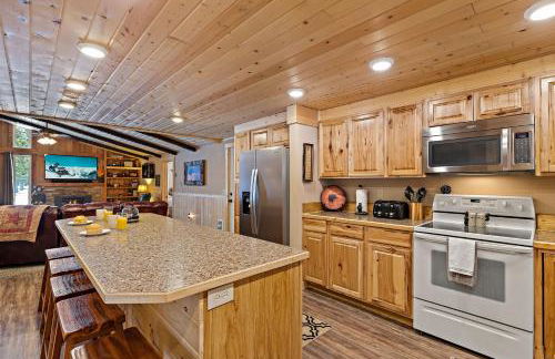 Huckleberry Hollow by KABINO Hot Tub FirePit PS2 Satellite Grill WiFi Golf Course - Foto 4