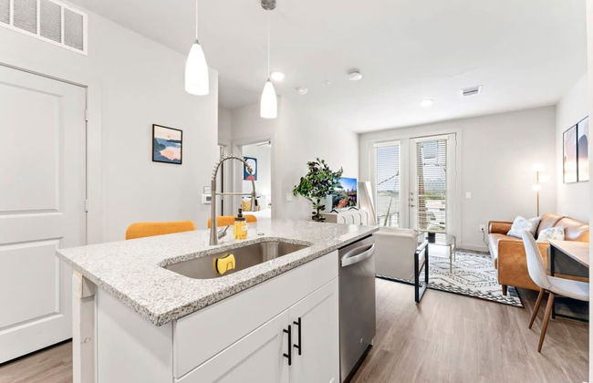 Prime Soco Quaint 1BR King Suite w Pool Parking - Photo 31