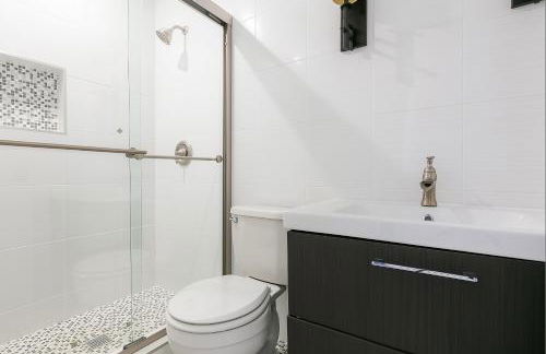 Shores Perfection - Spa, AC, Pet Friendly, Parking, Fire Pit & Massive Private Yard! - Foto 75