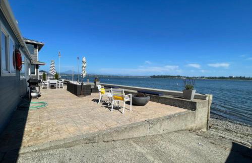 Beachfront Luxury with 4BR and Views - Foto 16