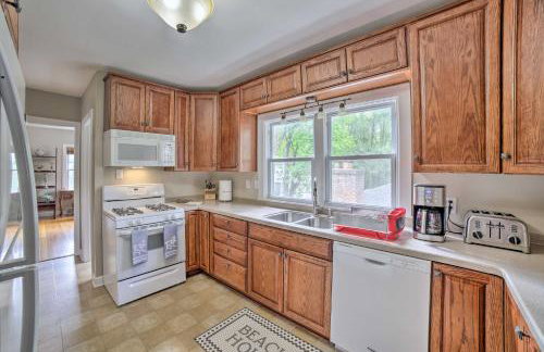 Pet-Friendly Lake Getaway 1 Block to Beach! - Foto 10