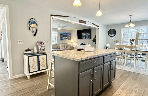 5BR Waterfront Hot Tub Kids Playscape Pets Family Compound! - Foto 41