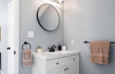 Hot Tub N64 Mins to Downtown Sleeps 8 - Foto 41