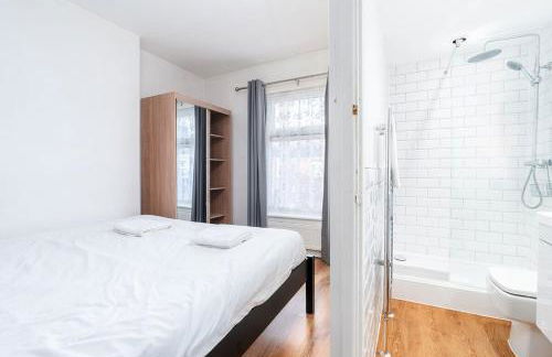 Convenient 2BR House with Great Transport Links - Photo 34