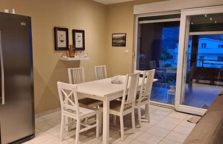 Red House Apartment With Swimming Pool - Photo 16