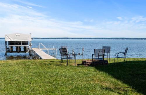 Lakefront - Spacious Family Getaway with Dock! - Foto 42