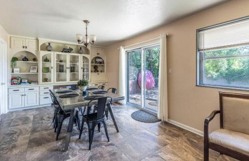 Spacious Home - Pet Friendly with Fenced Backyard - Foto 9