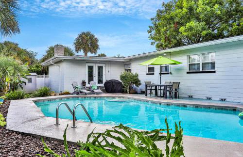 Beach house & backyard oasis with private pool - short walk to beach - Foto 24