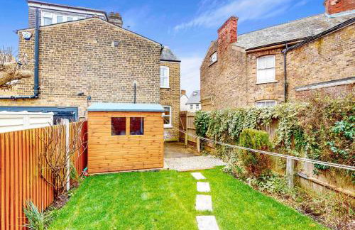 Chic 2BR with Private Backyard Near Loughton Tube - Foto 14