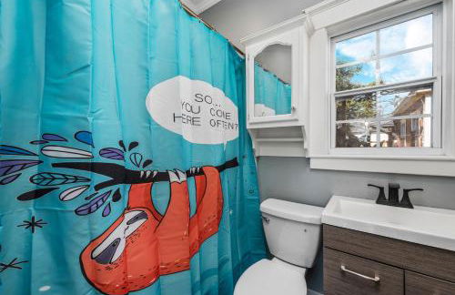 Comfy Studio with King Bed & Full Kitchen - Near Attractions - Foto 5