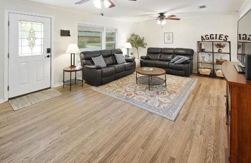 Adorable Southside ATM Cottage with Bikes, Pets OK - Photo 2