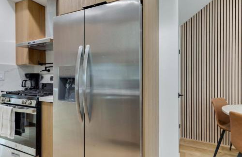 Modern Luxe Retreat Six-Bedroom - Photo 5