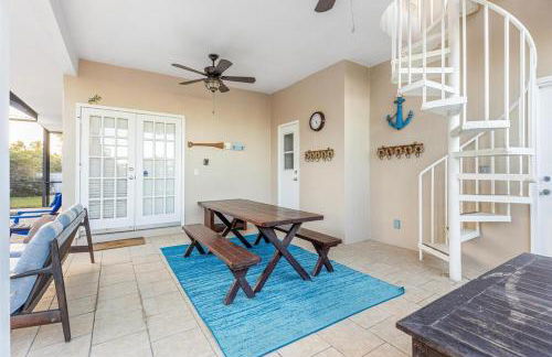 SAND CASTLE-Fun For Big Groups-Walk to Beach, Heated Pool, Lanai - Foto 8