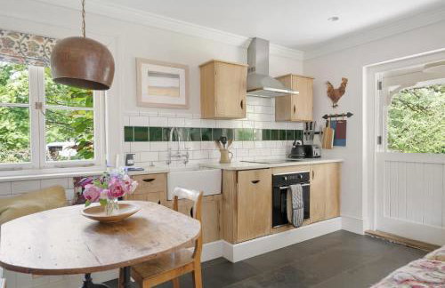 The East Wing Set in Beautiful Gardens Parking - Foto 13