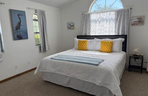 Walk to waves Beautiful 3-Bedroom with pool steps from beach - Foto 26