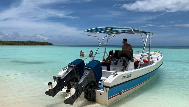 Recorreremos en lancha el litoral de Isla Saona