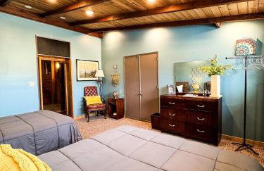 THE LOFT 3 level urban cabin with a HUGE patio! - Foto 12