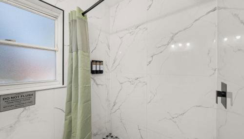 Game Filled Orlando Retreat with Patio and Grill - Foto 4, Shower