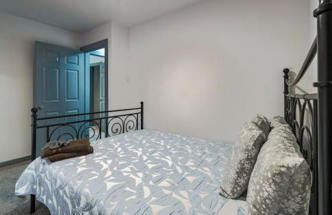 Cozy retreat minutes from stadiums - Photo 22