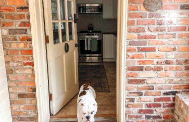 2 Blocks to riverfront | 48" Firepit | Turf Yard - Foto 23