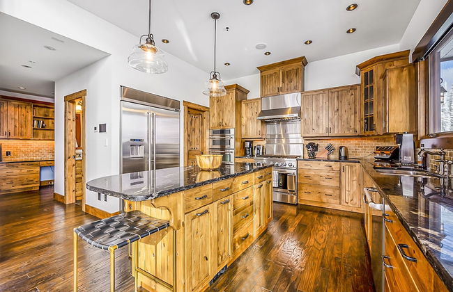 Inuksuk Lodge 4800 sq ft of Excellence - Photo 18