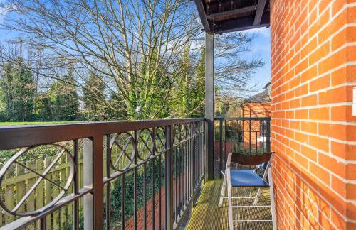 Balmoral Court -Sleeps 6 - Free Parking with Workspace - Balcony & High-Speed WiFi - Foto 11