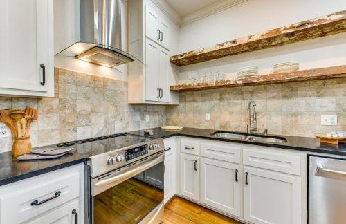 Charming Louisiana Getaway with Furnished Balcony! - Foto 11