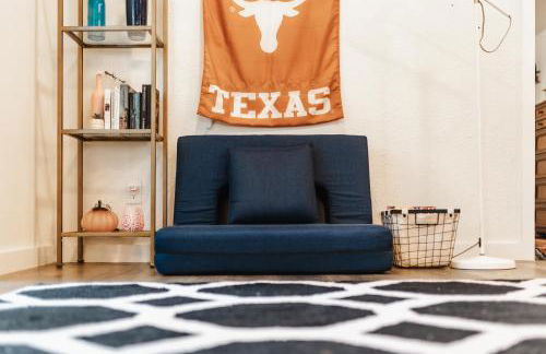 Longhorn Home with King Bed & Rain Showers Walk to DT Activities, Lake & Eateries - Foto 26