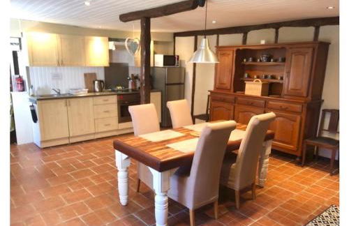 Les Vergnes Gîtes Countryside Getaway with Pool - Foto 36