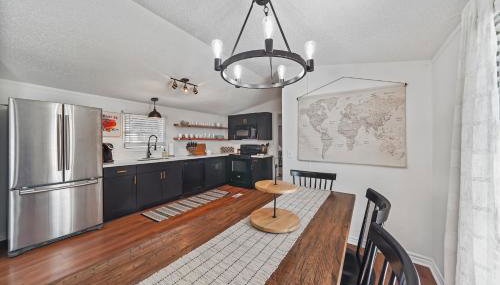 Lake Conroe 3BR Home w Boat Ramp Access, Kings, BBQ, Sleeps 8 - Foto 3, stove, dishwasher