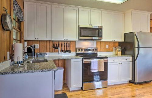 Waterfront Lake Martin Home with Grill and Beach! - Foto 10