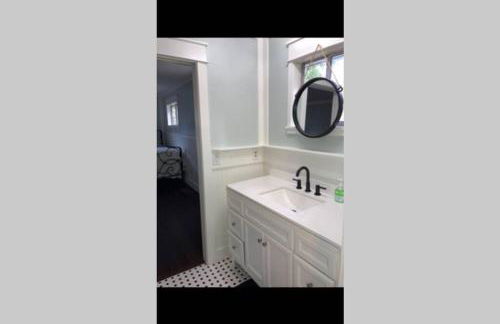 Tucked Away Newly Renovated 2 Bedroom/ 1 Bath Sleeps 8 - Photo 10