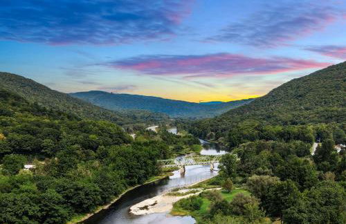Spacious Villa Rental with a Pool for a Large Group near Catskill Mountains, New York - Photo 63