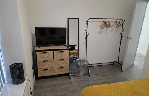 Modern 2 Bed Apartment, Desborough, Kettering, Sleeps 5, Free Parking, WIFI, Ideal for Contractors, Professionals, Families and Relocations - Photo 33