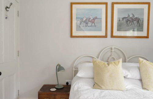 The East Wing Set in Beautiful Gardens Parking - Foto 7