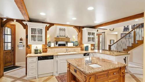 Enchanting French Inspired Chateau with Beach Club! - Foto 4