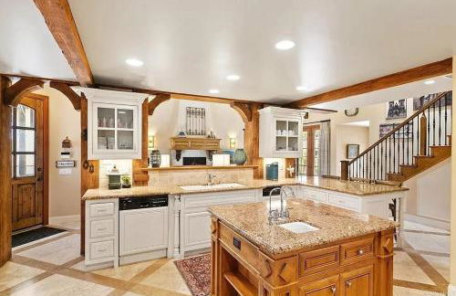 Enchanting French Inspired Chateau with Beach Club! - Foto 4