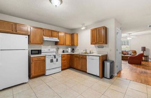 Spacious 3BR Retreat Perfect for Groups Near Downtown - Foto 6