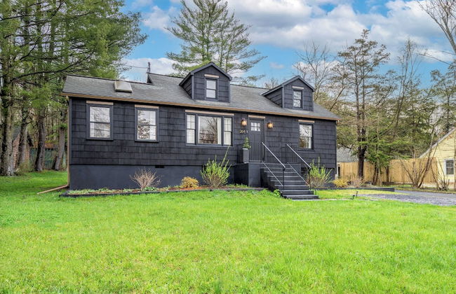 Charcoal Chalet by Avantstay A+ Design w/ Firepit - Foto 2