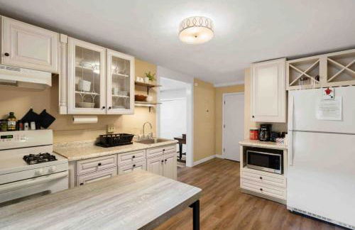 Lovely Downtown Oasis Near Hospitals, Colleges, and Beaches - Foto 4